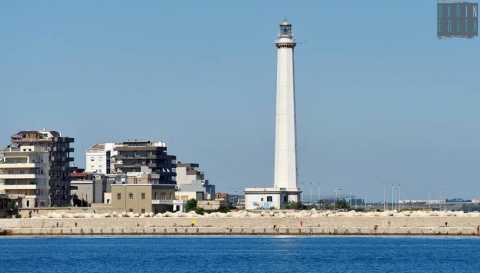 San Cataldo: l'ex rione a luci rosse che, circondato dal mare, vive all'ombra del faro